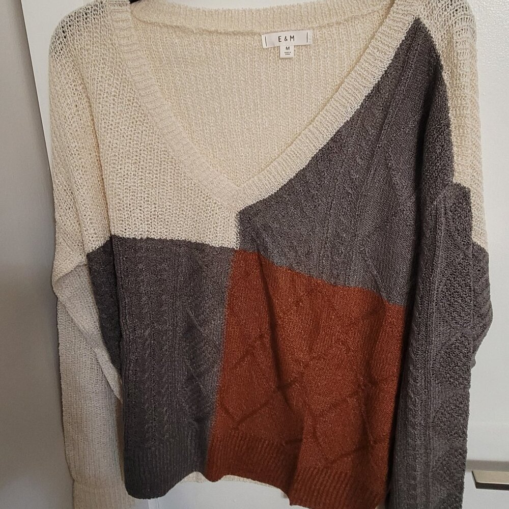 New without tag E&M vneck colorblock light sweater (medium)